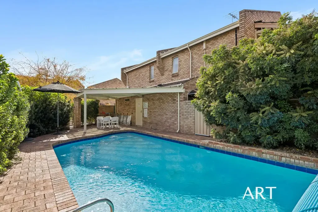 South Perth 2房  ONE OF SOUTH PERTH'S MOST COVETED STREETS AND IT'S YOURS