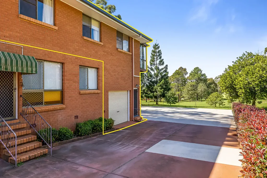 Tidy Three-Bedroom Unit with Stunning Golf Course Views!.