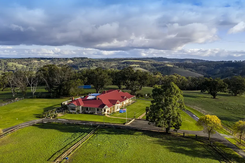Kangarilla 'Meldana'; Solid Federation-Style Character & Horse Stables.