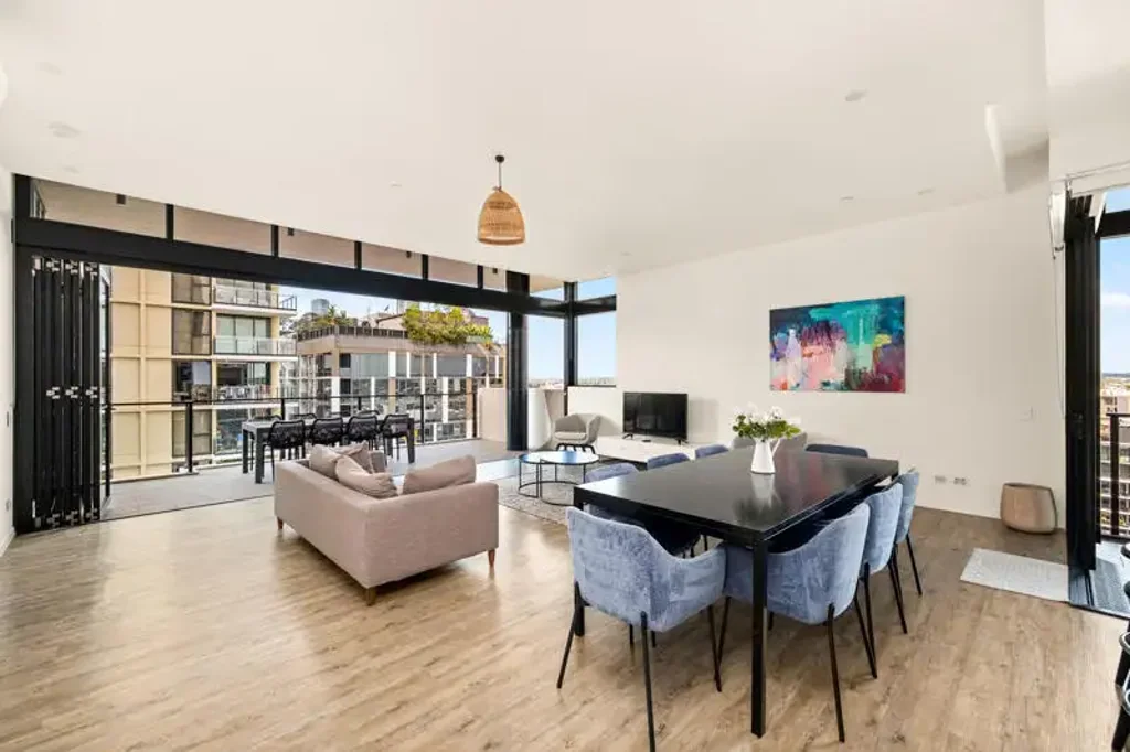 South Brisbane 3房 三卧套房壮丽景观 南岸核心两车位 现代设计近河畔 顶级餐饮步行达 Sophisticated Inner-City Penthouse Living with Space, Style & Unmatched Convenience