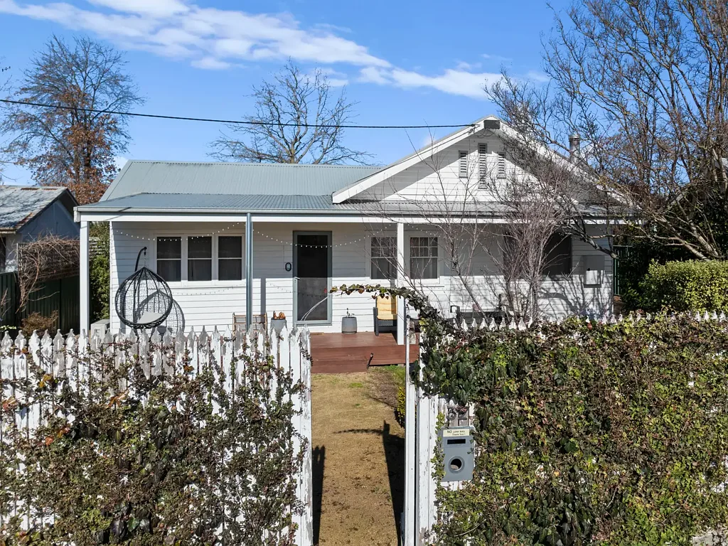 Mansfield 4कमरा Elegant Country Charm with Direct Park Access in Central Mansfield Location