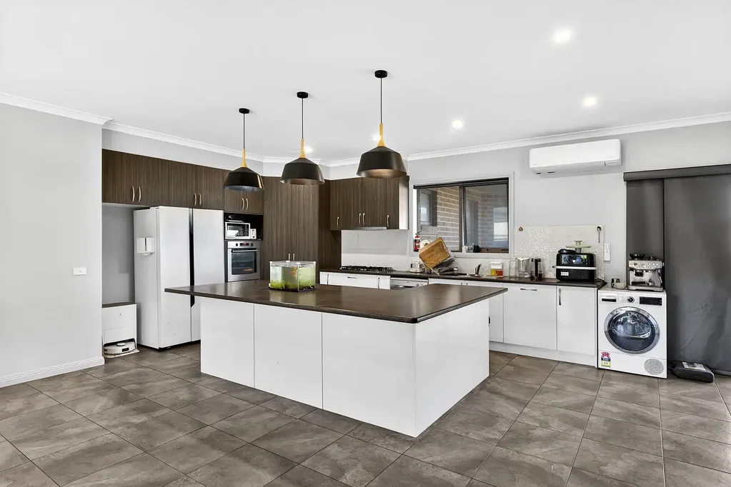 Waurn Ponds 4Zimmer Walk-to-Train Convenience | Moments to Shops, Deakin & Hospital
