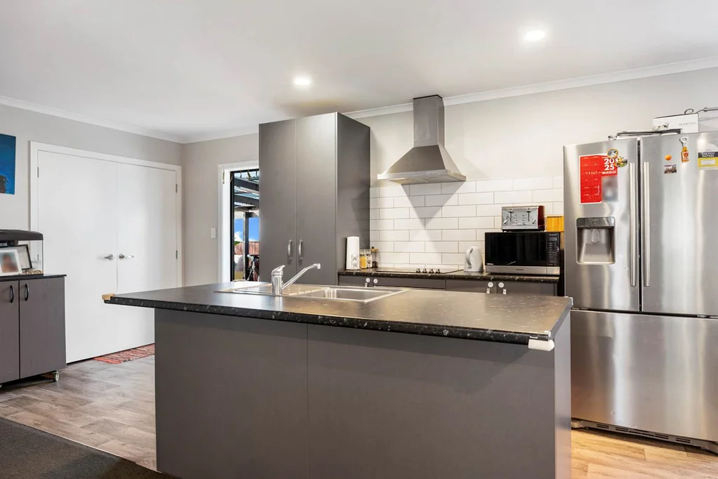Manurewa 6Phòng ngủ Dual Income Opportunity – Two Homes, One Title!