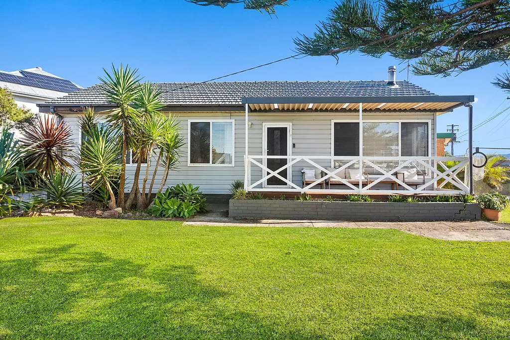 Warilla 3غرفة نوم Beachside Opportunity on an R3-Zoned Corner Block