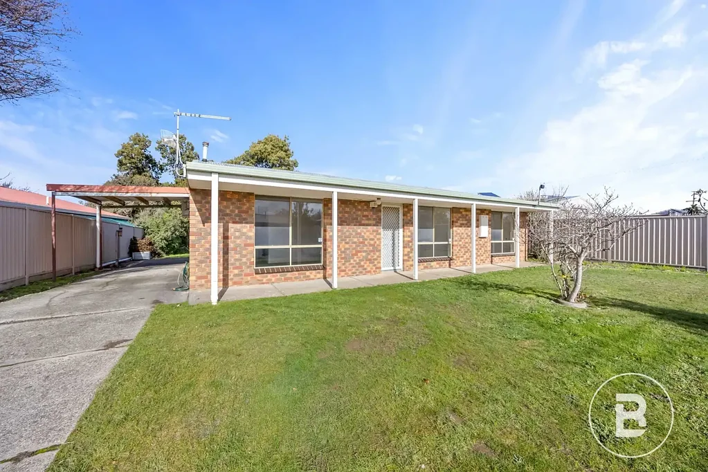 THREE BEDROOM HOME IN A QUIET COURT IN SEBASTOPOL