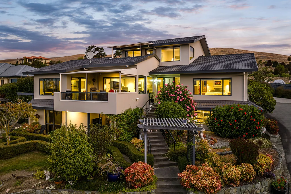 Witherlea 5 Bedroom Home and income with stunning views