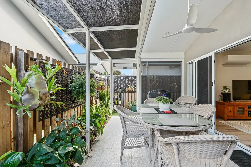 Urangan 2Zimmer Beautifully Presented Home with Green Space Views