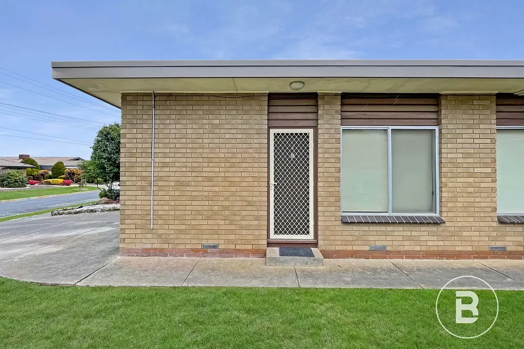 1 BEDROOM UNIT IN QUIET COMPLEX