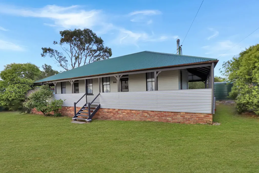 Stanthorpe 3Zimmer Historic Wallangarra Railway Quarters on Rare 2,802 m² In‑Town Block