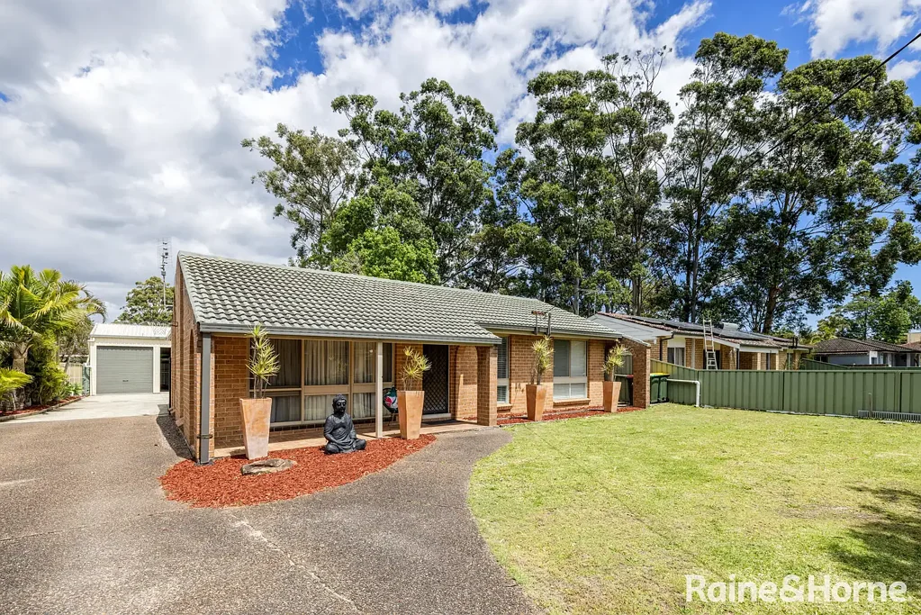 Tanilba Bay 3 Bedroom Family Entertainer with Shed, Spa & Space for All the Toys