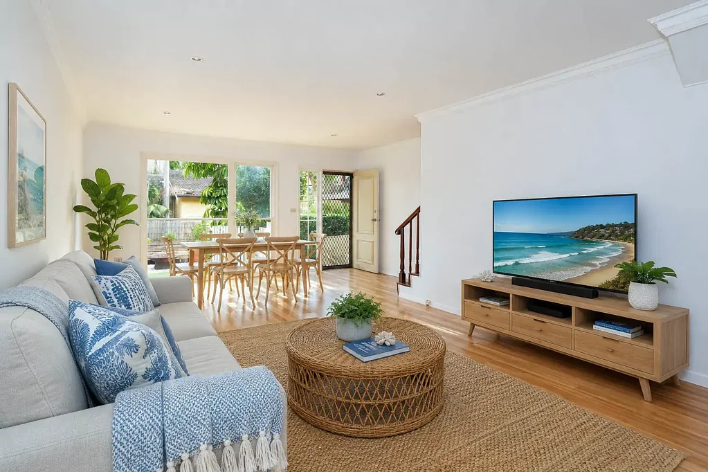 SPACIOUS SUN-LIT FAMILY SIZE TOWNHOUSE !