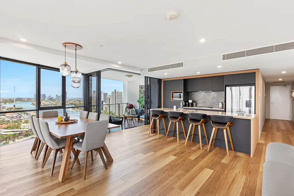 Surfers Paradise 2બેડરૂમ Elevated Riverfront Living with Panoramic Gold Coast Views