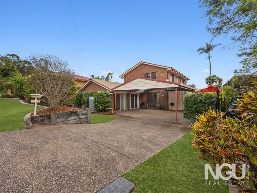 Brassall 5Kwarto IMPRESSIVE FEATURE PACKED FAMILY HOME WITH A POOL!