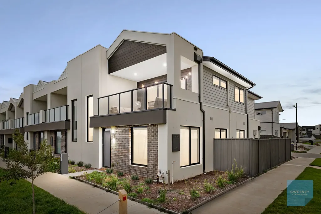 Fraser Rise 4chambre Modern Elegance Over Two Spacious Levels