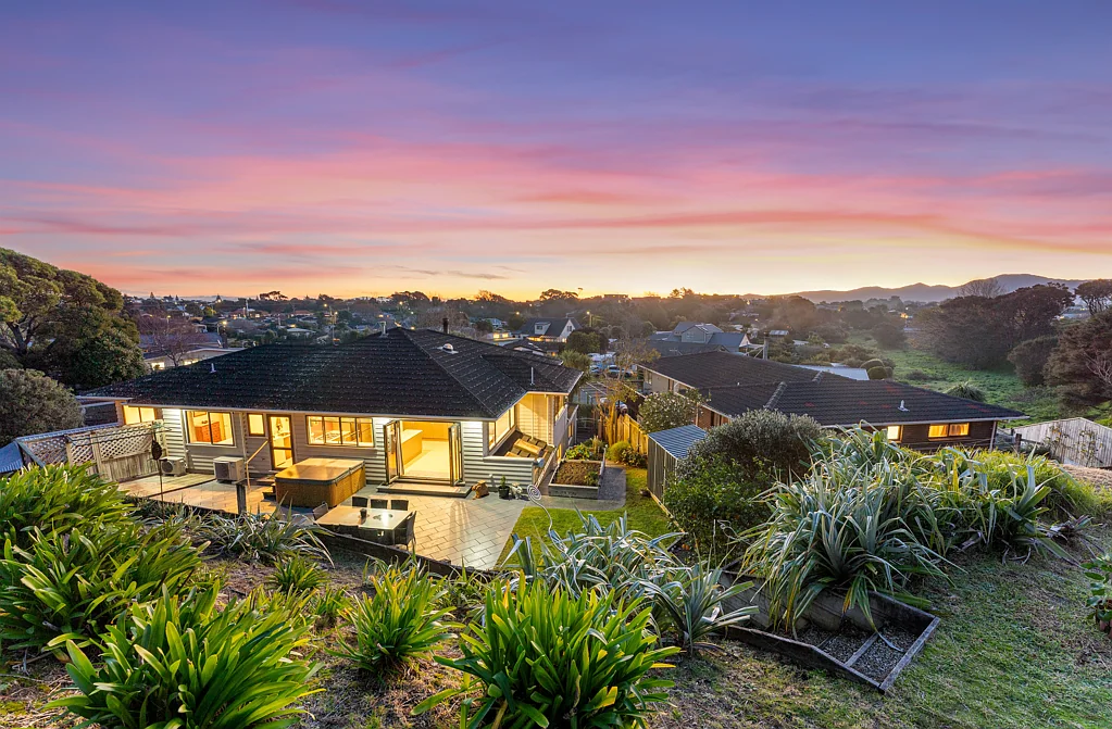 Raumati Beach 4 Bedroom Spacious, Stylish | Garaging Galore