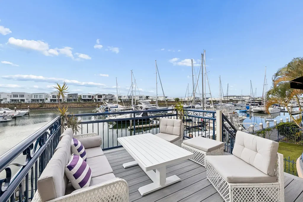 Hope Island 3 Slaapkamer RENOVATED NORTH-FACING MARINA-SIDE LIVING WITH SPACE & SECURITY