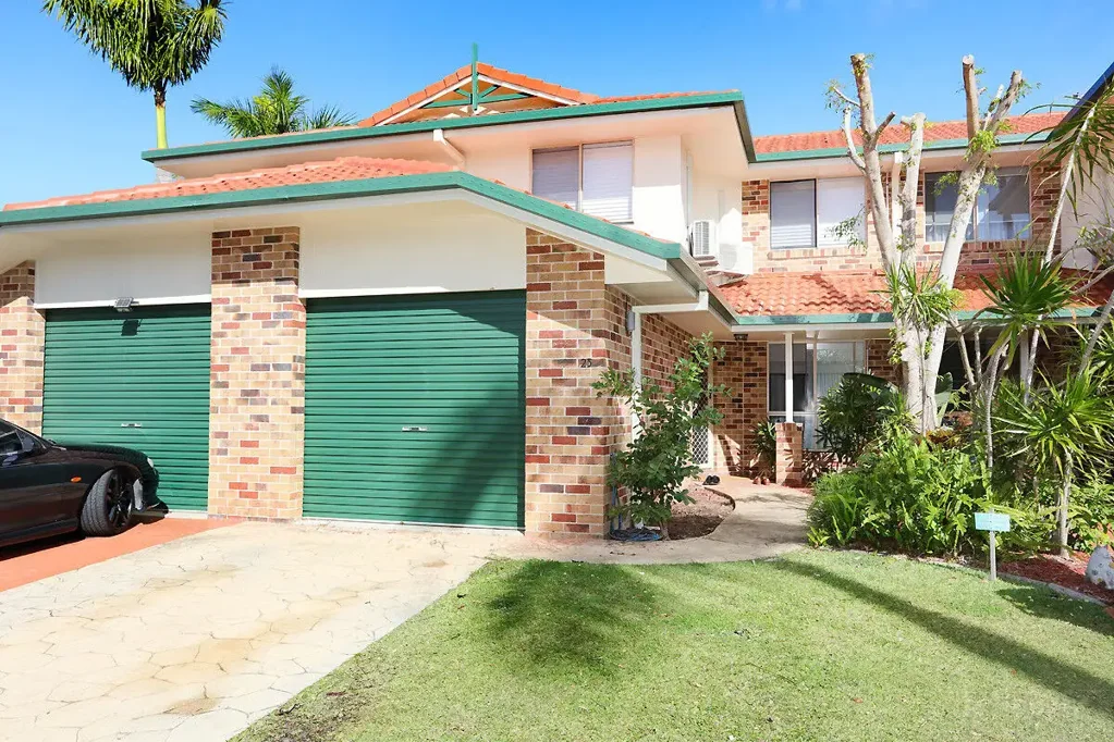 Coombabah 3Kwarto A Sleek Townhouse Set Within the Popular Cranbrook Complex