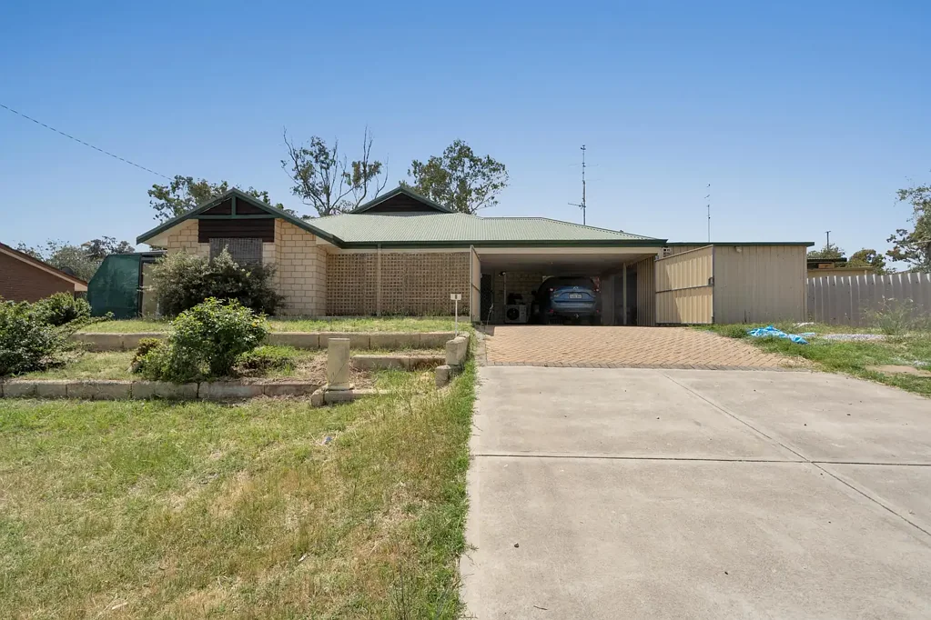 Northam 4部屋 Huge 4x2 Home with Solar Panels, Multiple Living Areas, and A/C Throughout