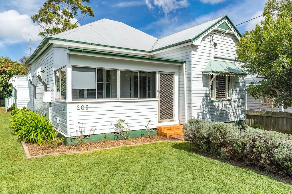 South Toowoomba 3房 经典街角地块 607㎡全围栏 高天花板木地板 壁炉 主卧套房 阳光房 双车位车库 步行生活圈 Charming Character Cottage with Modern Comforts & 6mx6m Powered Shed