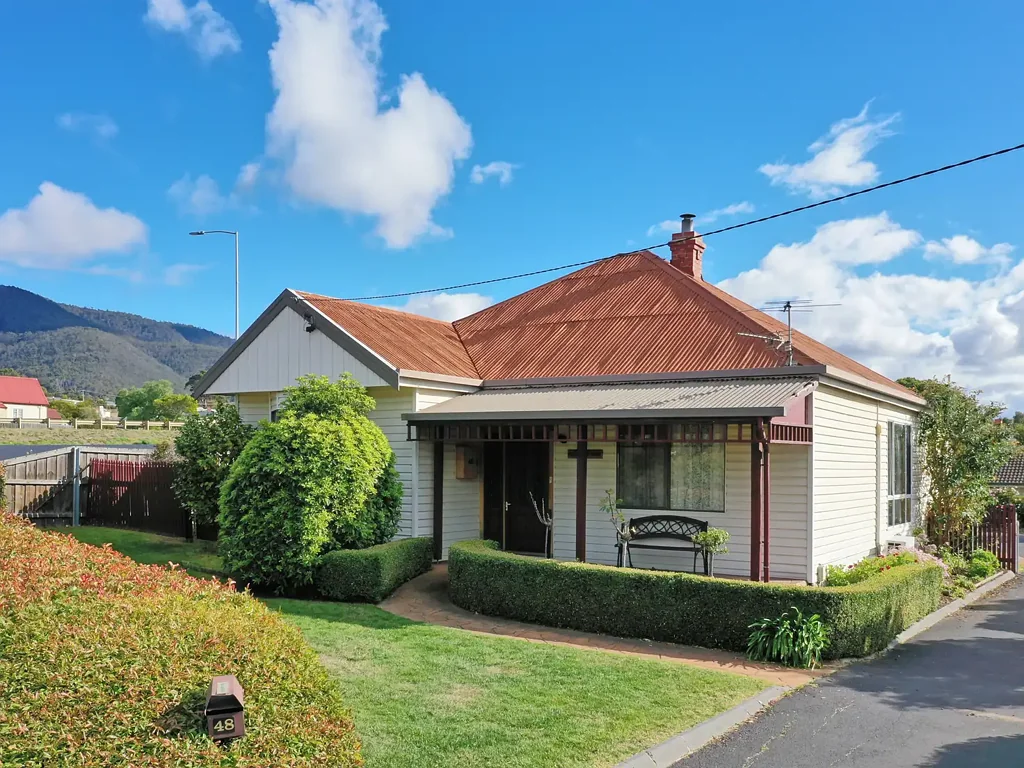 Claremont 3 Bedroom Convenient Family Living on a Generous Allotment