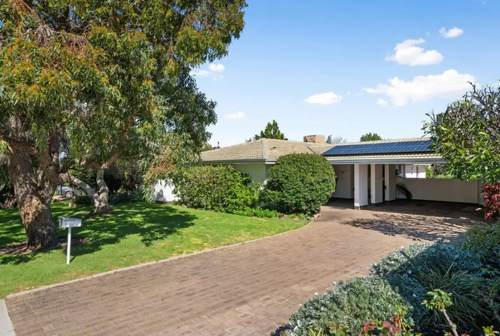 Spacious 3x2 Family Home with Study & Expansive Al Fresco in Wembley Downs