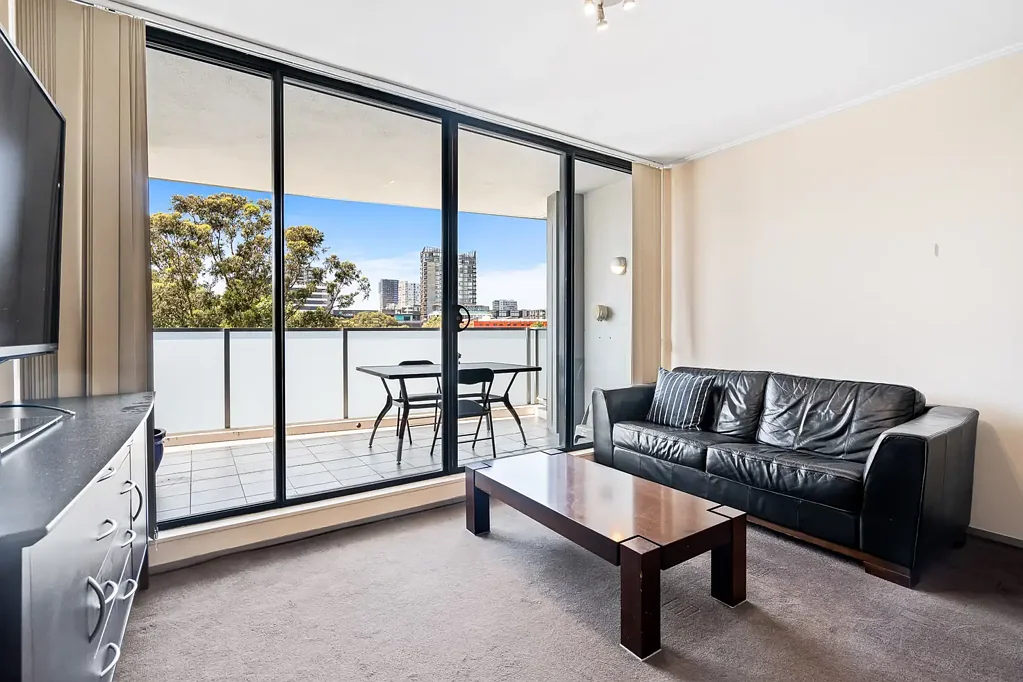 Light & Bright Furnished Apartment - Leased At First Viewing