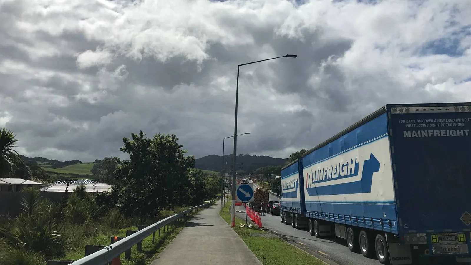 奥克兰发生连环车祸,多人受伤!出城道路被迫封锁