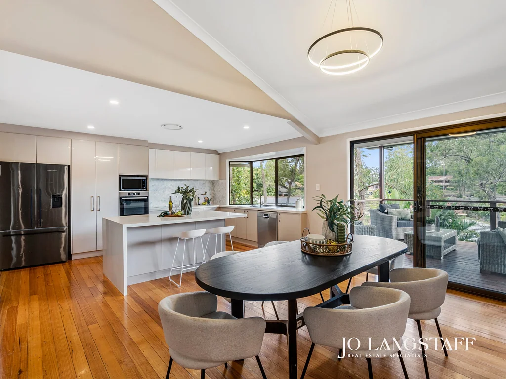 Chapel Hill 4Phòng ngủ Welcome Home to Renovated Living and Expansive Leafy Views
