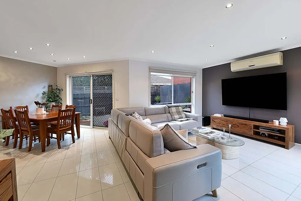 Modern Unit with Outdoor Entertaining Area