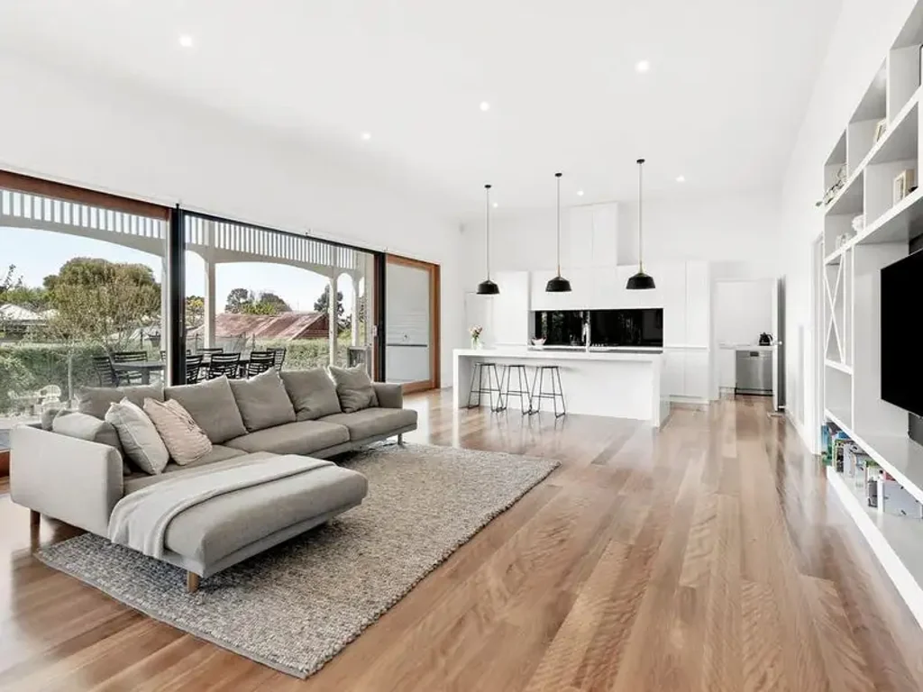 Executive living in the heart of Geelong *Gardener Included*