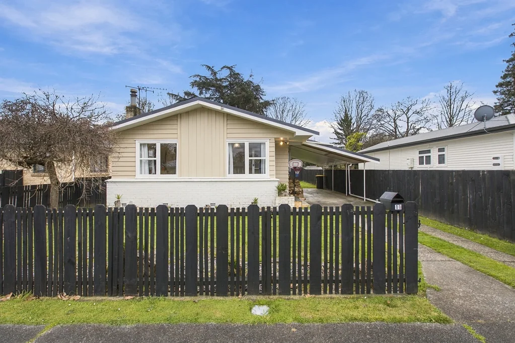 Matamata 4कमरा Central convenience with potential