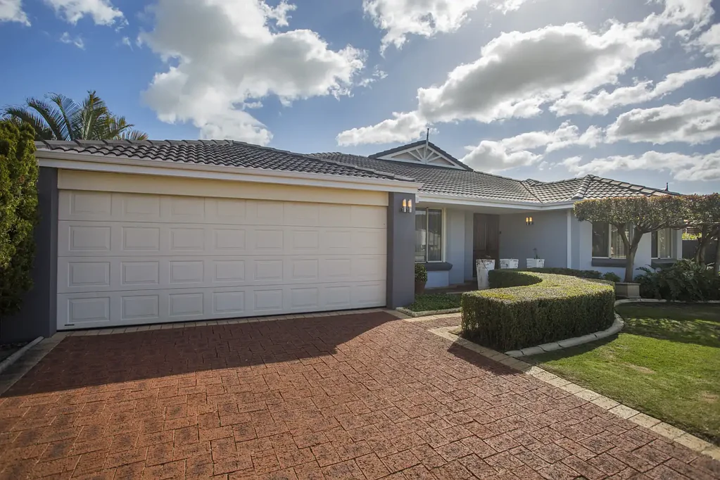 Canning Vale 5ਬੈੱਡਰੂਮ Stunning, Immaculate Home in Top Locale!! Swimming Pool, Soaring Ceilings!
