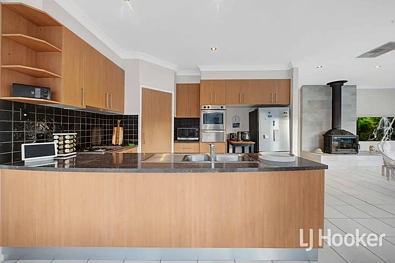 76 Lennon Boulevard, Point Cook, VIC 3030, 4房, 2浴, House