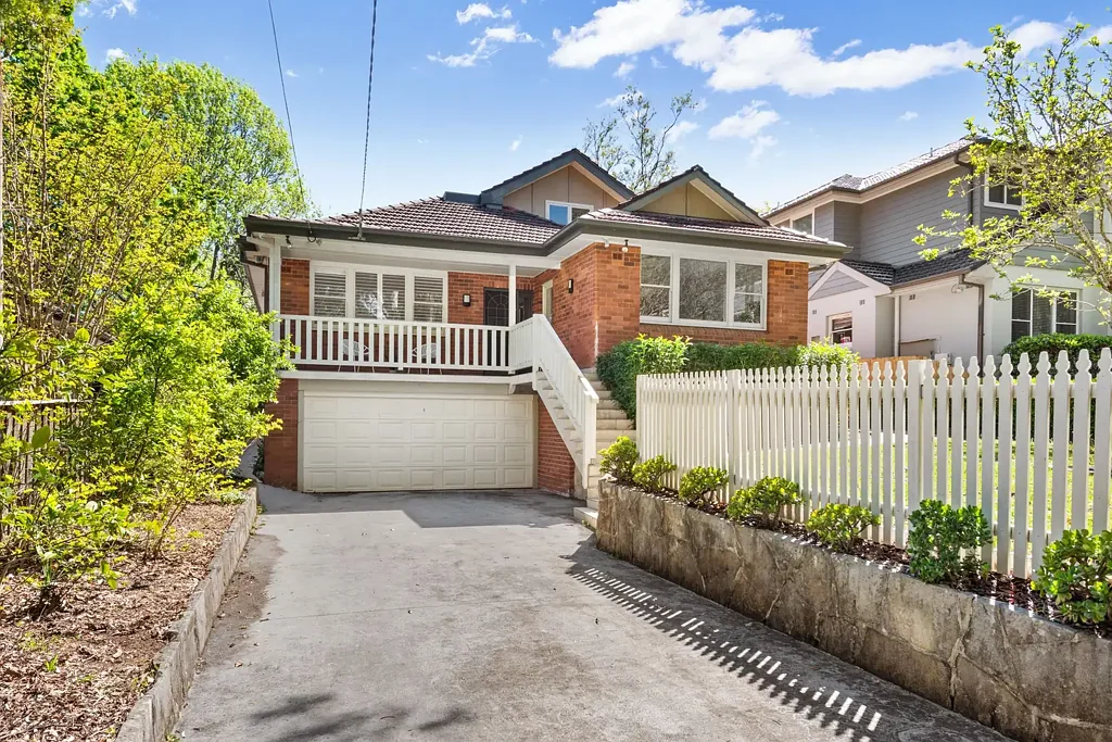 West Pymble 5 Slaapkamer Spacious 5-Bedroom Double Storey Home with Multi-Functional Living