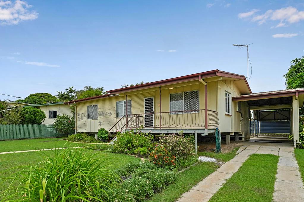 32 Aerodrome Road, Clinton, QLD 4680