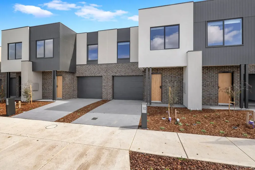 Modern 3-bedroom townhouse with high-end extras!