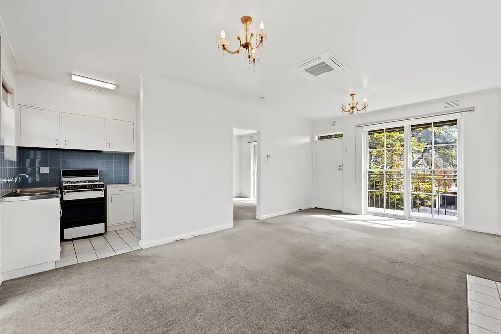 Charming Top Floor Retreat in a Prime Lifestyle Location