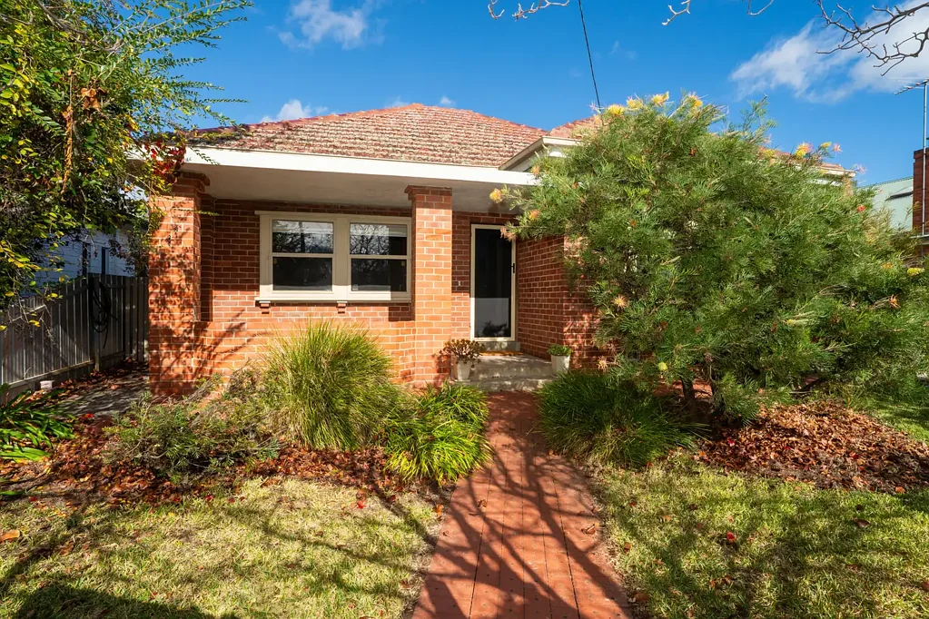 North Albury 3कमरा Classic Charm, Modern Comforts!