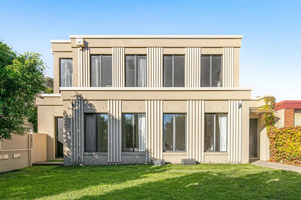 Balwyn 5房 Balwyn高区 5卧行政联排 橡木人字拼地板 Miele电器 私人庭院 顶尖私校环绕 公园绿地近便 Remarkably spacious, committed to excellence