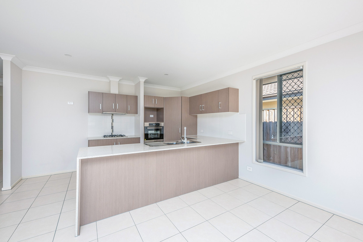 26 REGAL CL, HEATHWOOD QLD 4110, 0 habitaciones, 0 baños, House