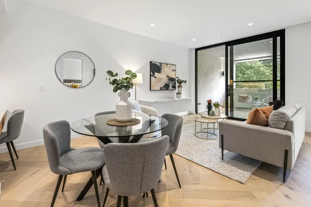 LUXURY LIVING OPPOSITE CAULFIELD PARK!