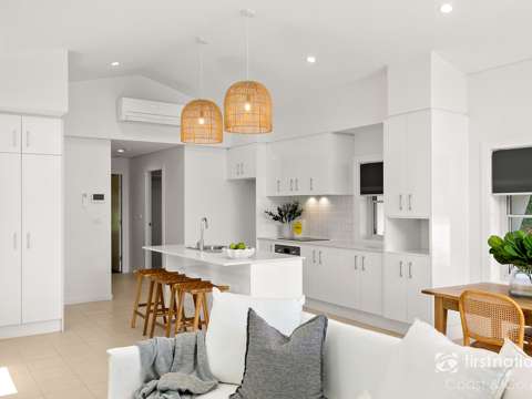 Gerringong 2 Bedroom Immaculate, Central Apartment with Hinterland Views