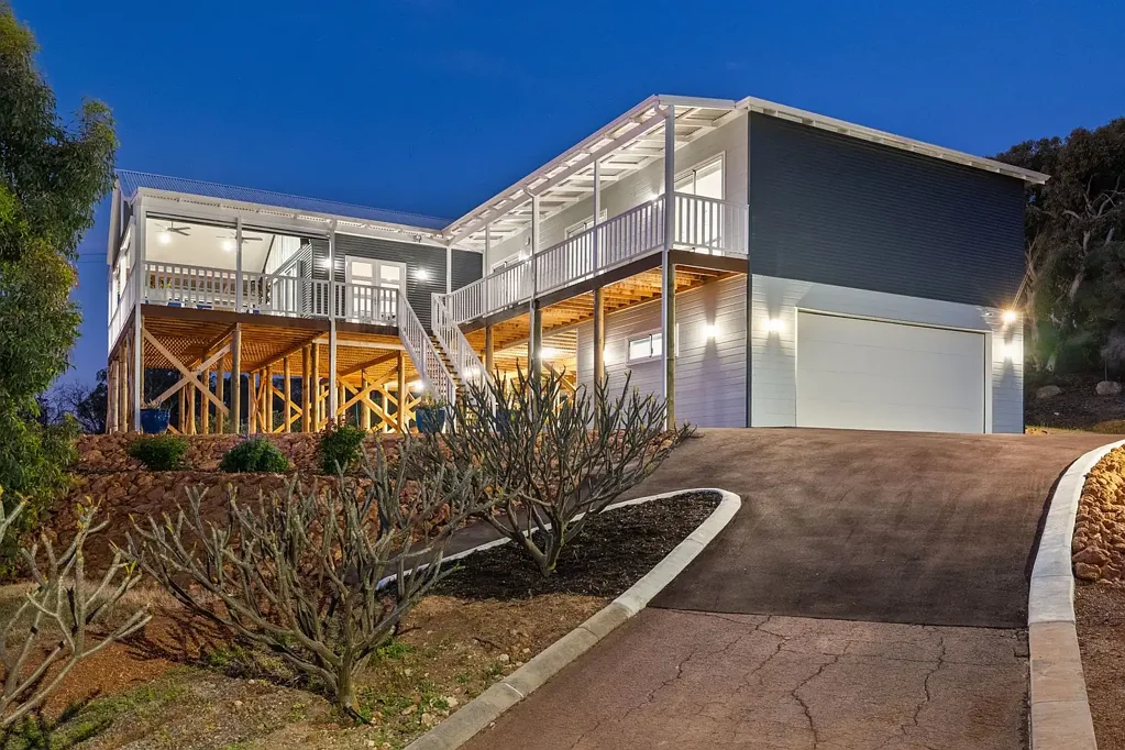 Forrestfield 6Zimmer Foothills Bliss- A Queenslander Masterpiece on 2.5 Acres with Panoramic City Views