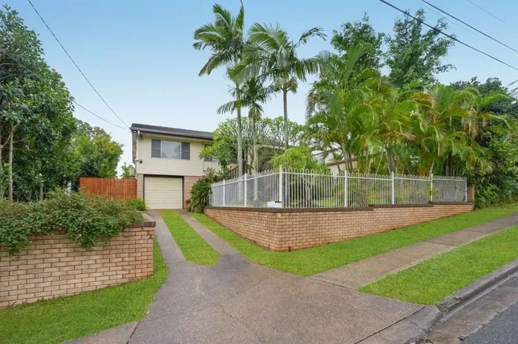 Sunnybank Hills 3房 学区房 优越位置 589平米地块 光线充足起居区 多功能房间 带顶棚露台 游泳池 东北朝向 Entry Level Buying into Sunnybank Hills