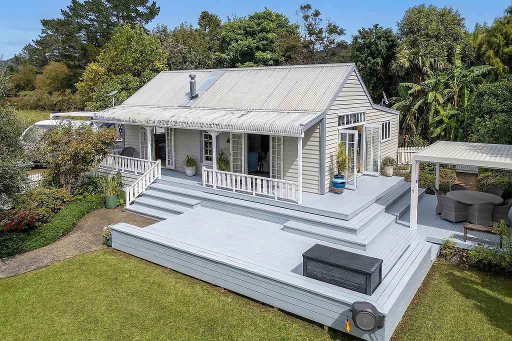 Kuaotunu 2房  Fantail Cottage – Sleepout, Garage & Workspace