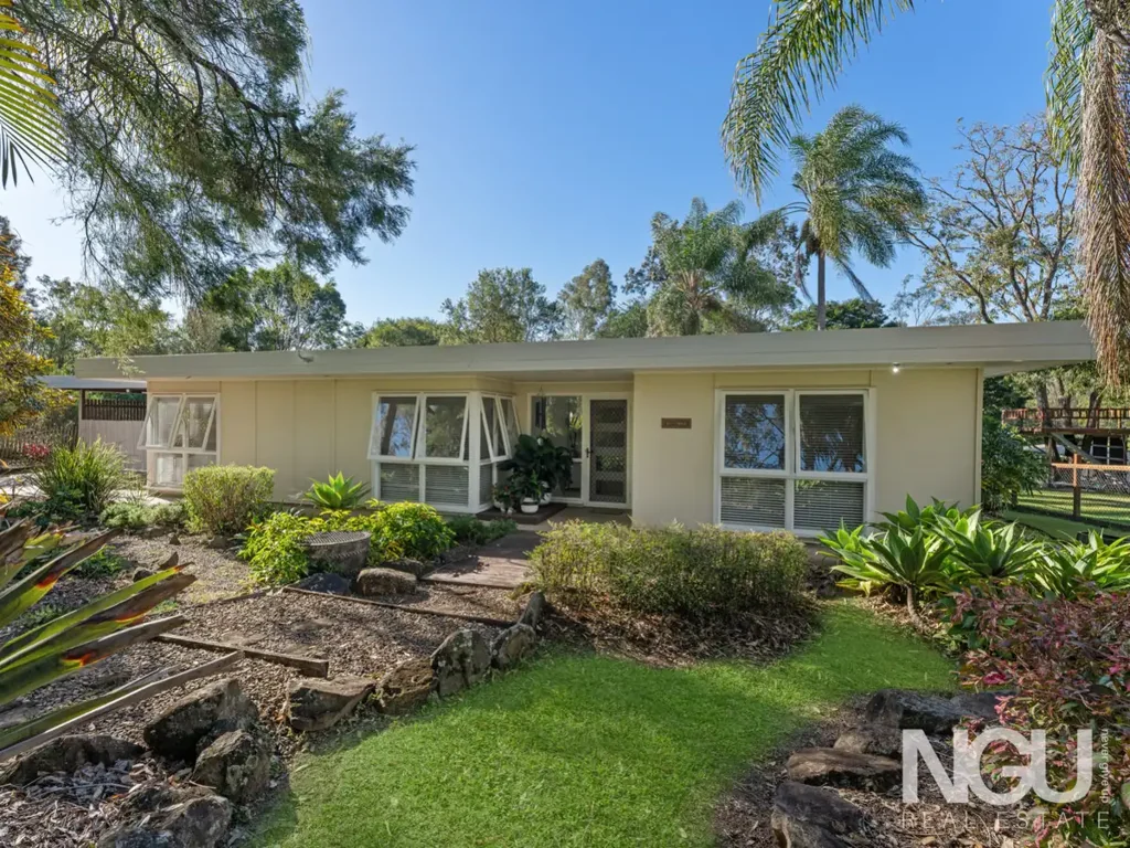 Karalee 3部屋 Charming Family Home on 4632m2 block – Space, Style & Serenity