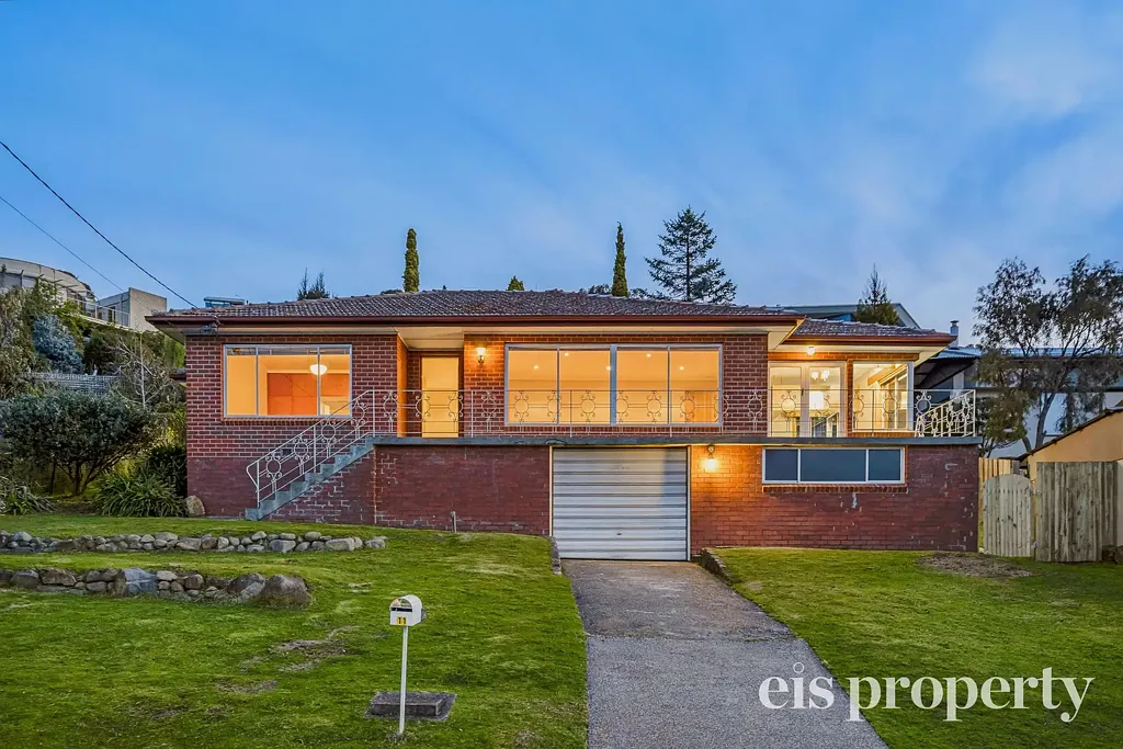 Dynnyrne 3Moenga Panoramic Views, Sun-Filled Living & Endless Potential