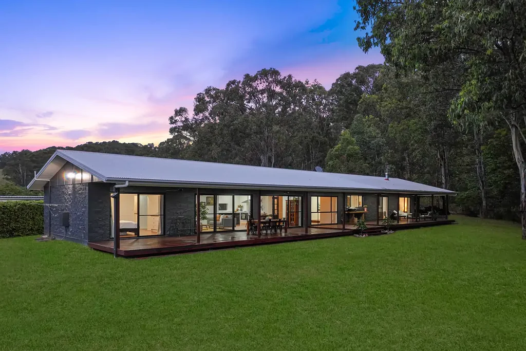 West Woombye 4房  Peaceful Acreage Living: Lush Country Views