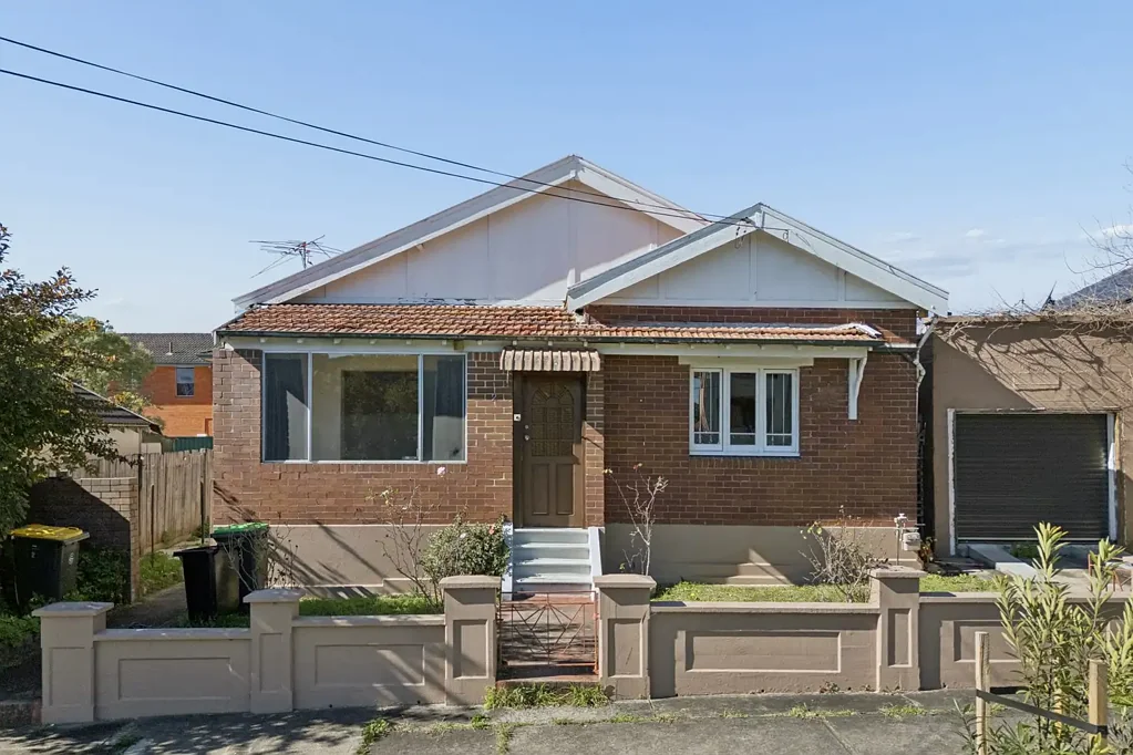 Campsie 4બેડરૂમ SPACIOUS FULL-BRICK FOUR-BEDROOM FAMILY HOME ON 512 SQM (APPROX.)  | QUIET CUL-DE-SAC | R4 ZONING
