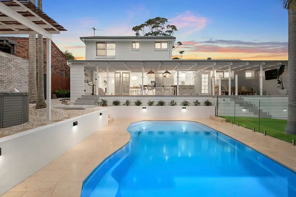 Valentine 4 Bedroom 'Brentwood Palms' A Coastal Luxury Entertainer